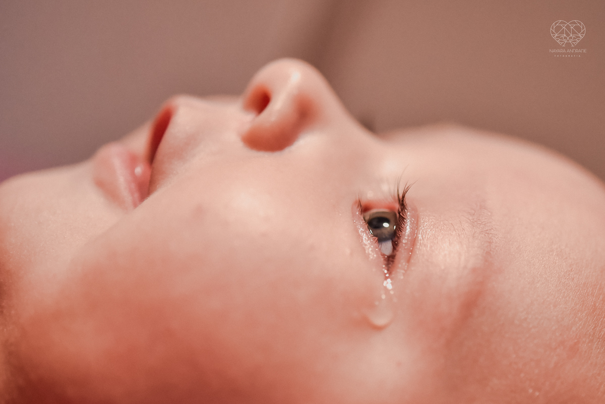 Ensaio em casa com bebe menina de  4 meses com roupas de casa tomando banho mamando e assistindo tv. Fotos de familia em casa feitas pela fotografa premiada nayara andrade meninanay