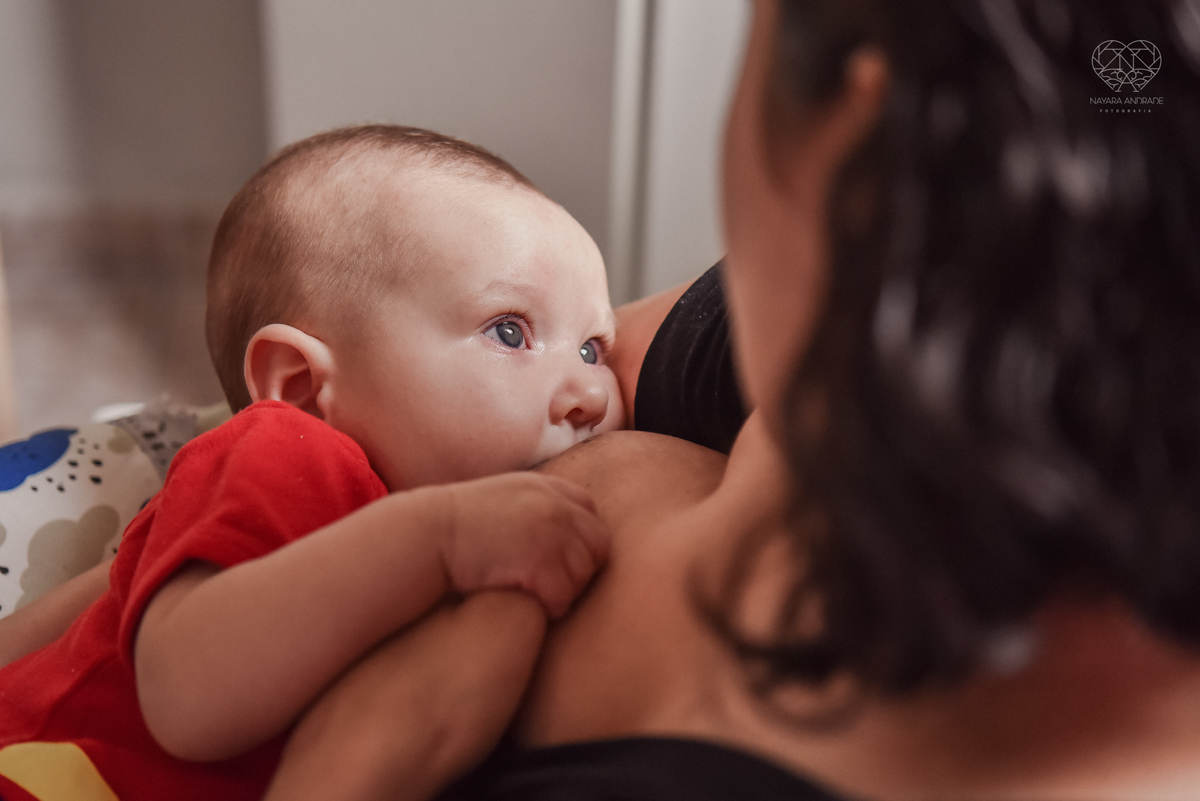 Ensaio em casa com bebe menina de  4 meses com roupas de casa tomando banho mamando e assistindo tv. Fotos de familia em casa feitas pela fotografa premiada nayara andrade meninanay