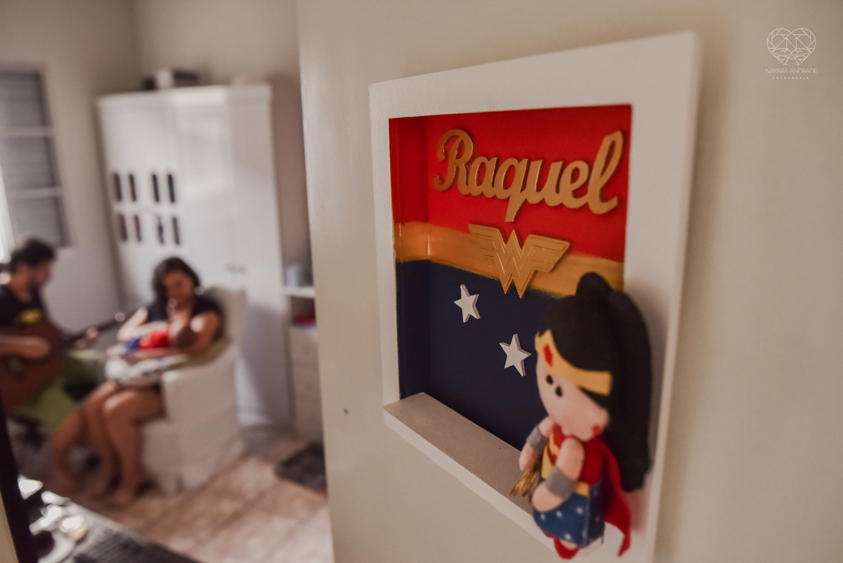 Ensaio em casa com bebe menina de  4 meses com roupas de casa tomando banho mamando e assistindo tv. Fotos de familia em casa feitas pela fotografa premiada nayara andrade meninanay