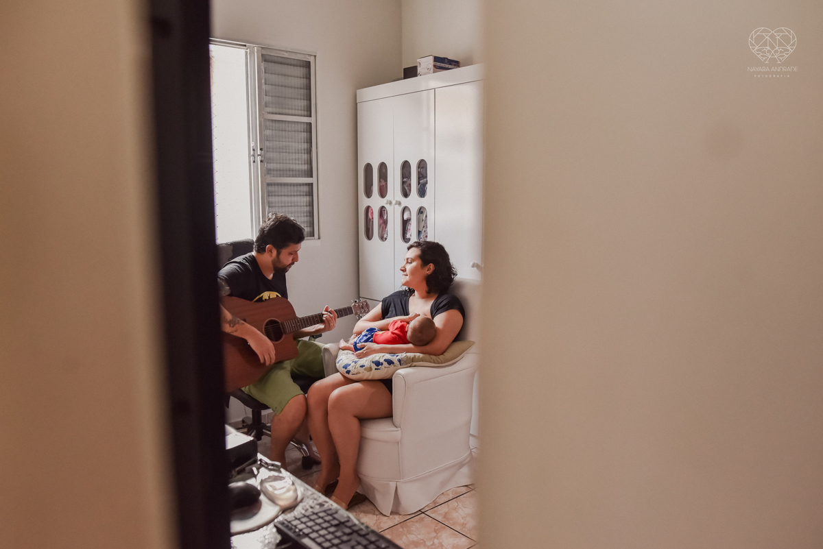 Ensaio em casa com bebe menina de  4 meses com roupas de casa tomando banho mamando e assistindo tv. Fotos de familia em casa feitas pela fotografa premiada nayara andrade meninanay