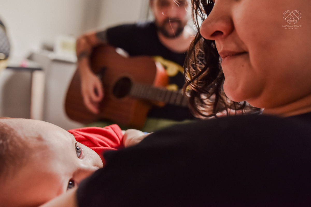 Ensaio em casa com bebe menina de  4 meses com roupas de casa tomando banho mamando e assistindo tv. Fotos de familia em casa feitas pela fotografa premiada nayara andrade meninanay