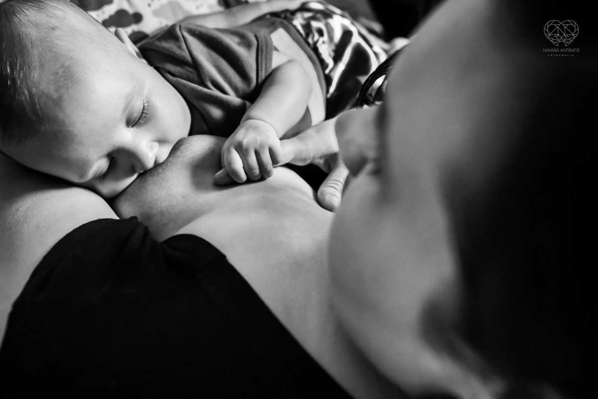 Ensaio em casa com bebe menina de  4 meses com roupas de casa tomando banho mamando e assistindo tv. Fotos de familia em casa feitas pela fotografa premiada nayara andrade meninanay