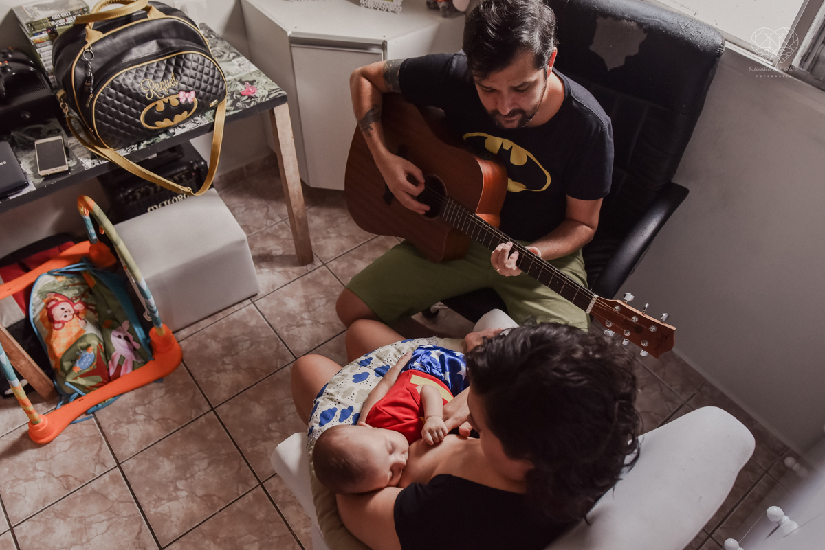 Ensaio em casa com bebe menina de  4 meses com roupas de casa tomando banho mamando e assistindo tv. Fotos de familia em casa feitas pela fotografa premiada nayara andrade meninanay