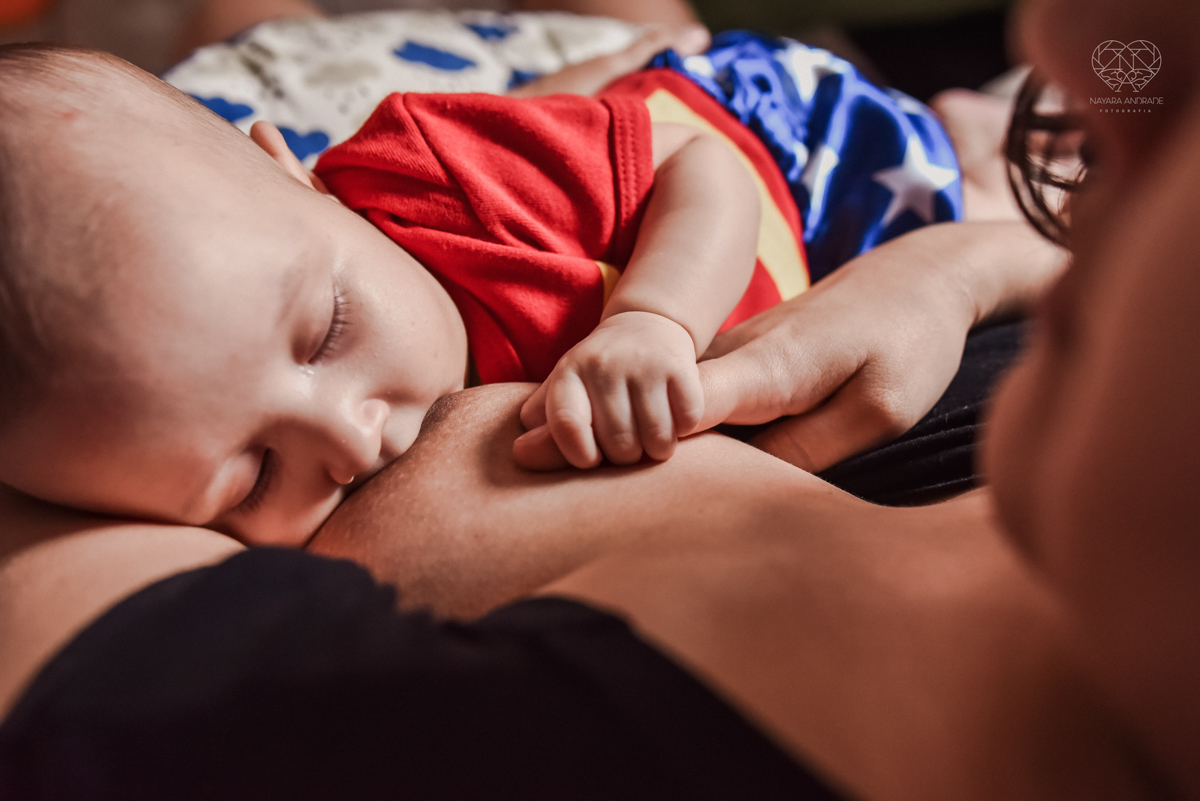 Ensaio em casa com bebe menina de  4 meses com roupas de casa tomando banho mamando e assistindo tv. Fotos de familia em casa feitas pela fotografa premiada nayara andrade meninanay