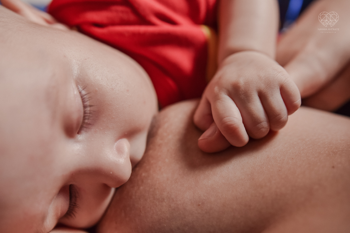 Ensaio em casa com bebe menina de  4 meses com roupas de casa tomando banho mamando e assistindo tv. Fotos de familia em casa feitas pela fotografa premiada nayara andrade meninanay