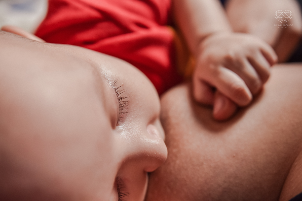 Ensaio em casa com bebe menina de  4 meses com roupas de casa tomando banho mamando e assistindo tv. Fotos de familia em casa feitas pela fotografa premiada nayara andrade meninanay