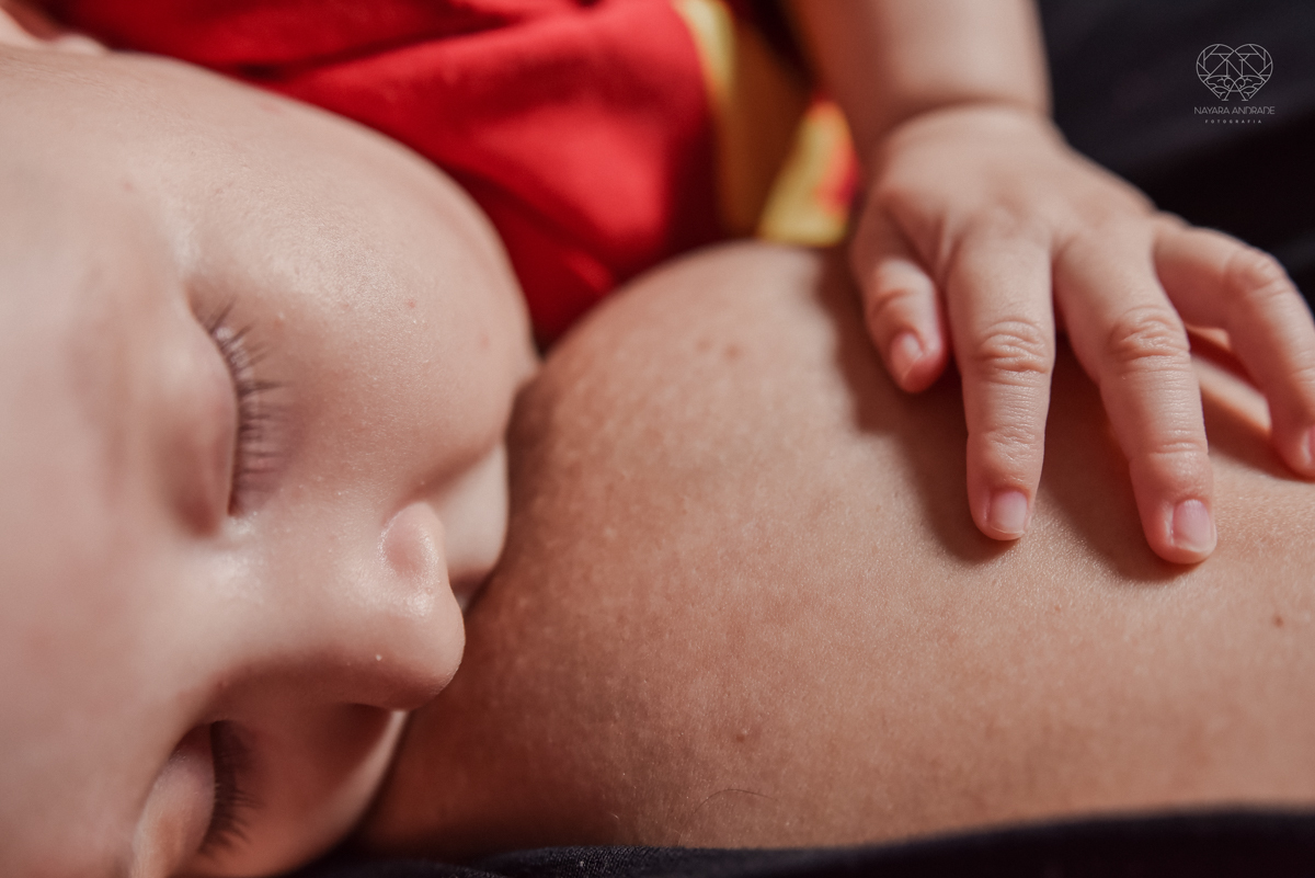 Ensaio em casa com bebe menina de  4 meses com roupas de casa tomando banho mamando e assistindo tv. Fotos de familia em casa feitas pela fotografa premiada nayara andrade meninanay