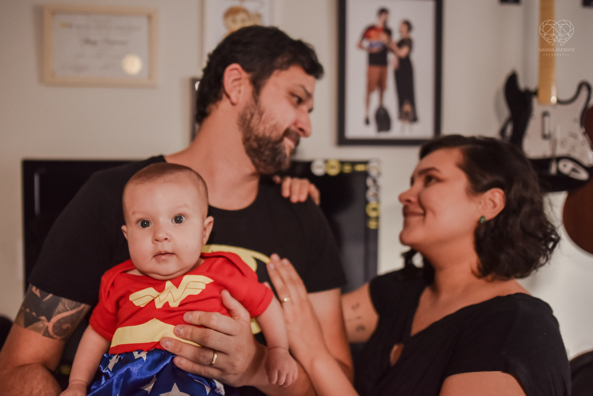 Ensaio em casa com bebe menina de  4 meses com roupas de casa tomando banho mamando e assistindo tv. Fotos de familia em casa feitas pela fotografa premiada nayara andrade meninanay