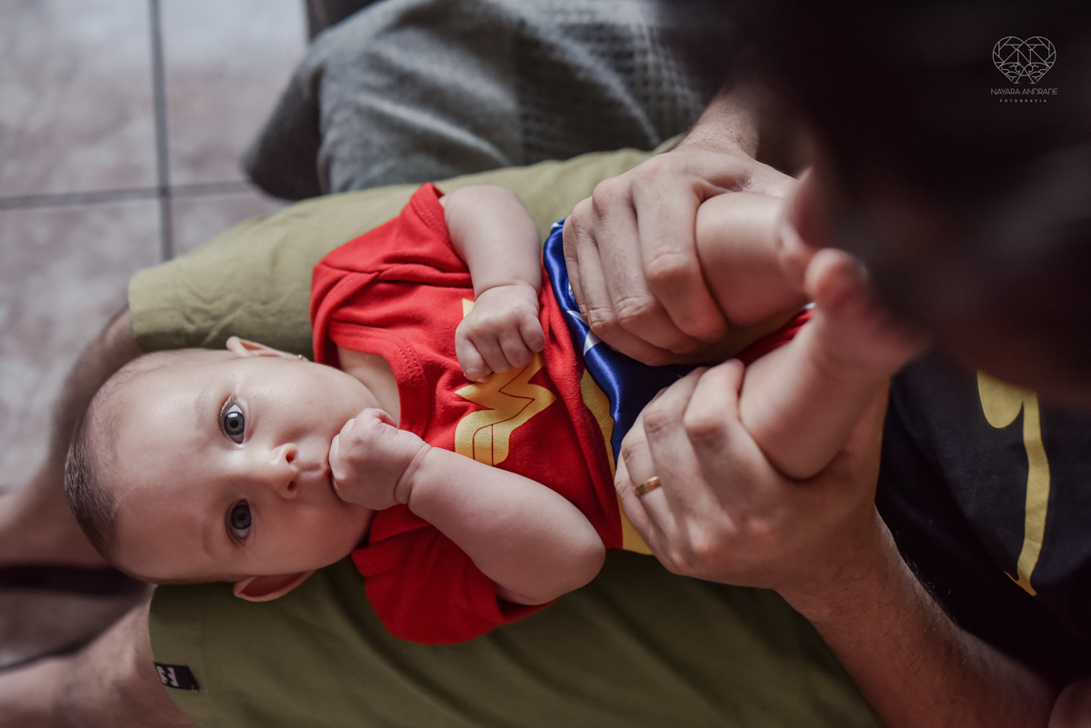 Ensaio em casa com bebe menina de  4 meses com roupas de casa tomando banho mamando e assistindo tv. Fotos de familia em casa feitas pela fotografa premiada nayara andrade meninanay