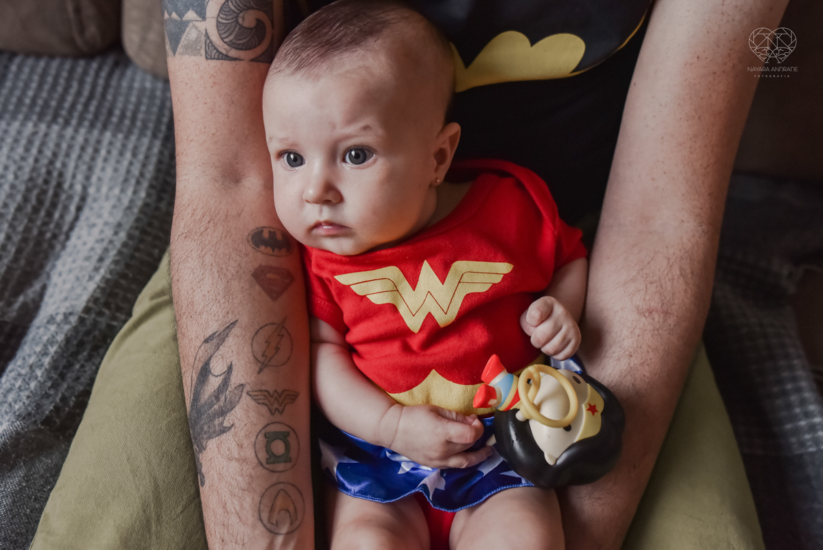 Ensaio em casa com bebe menina de  4 meses com roupas de casa tomando banho mamando e assistindo tv. Fotos de familia em casa feitas pela fotografa premiada nayara andrade meninanay