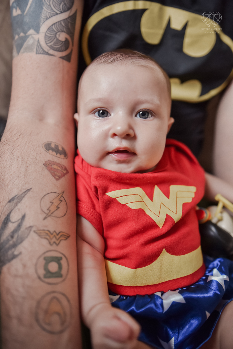 Ensaio em casa com bebe menina de  4 meses com roupas de casa tomando banho mamando e assistindo tv. Fotos de familia em casa feitas pela fotografa premiada nayara andrade meninanay