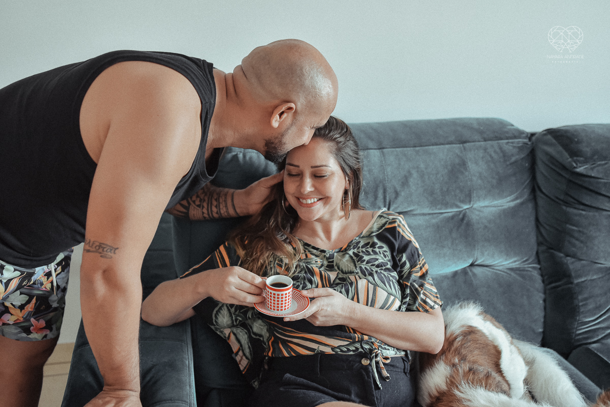 Ensaio casal lifestyke espontaneo e sensual fotografado pela fotografa nayara andrade premiada internacionalmente  casal na cama no sofa da sala