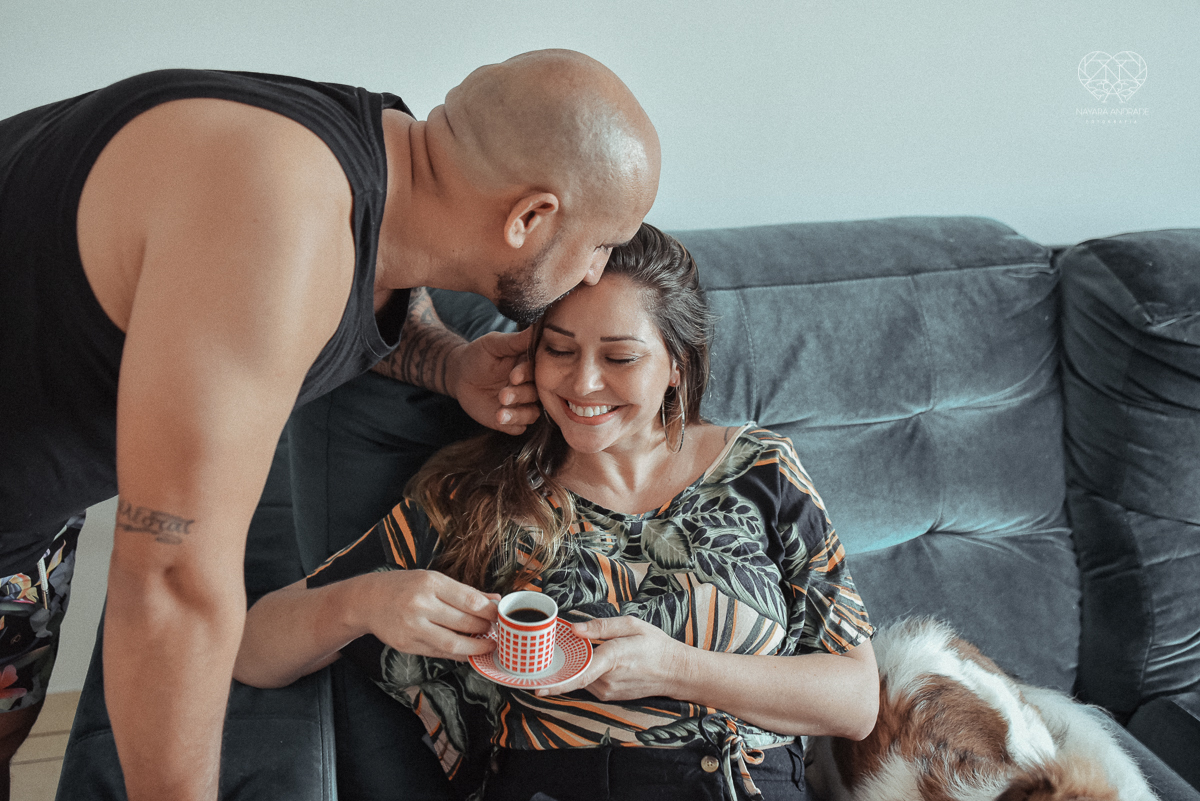 Ensaio casal lifestyke espontaneo e sensual fotografado pela fotografa nayara andrade premiada internacionalmente  casal na cama no sofa da sala