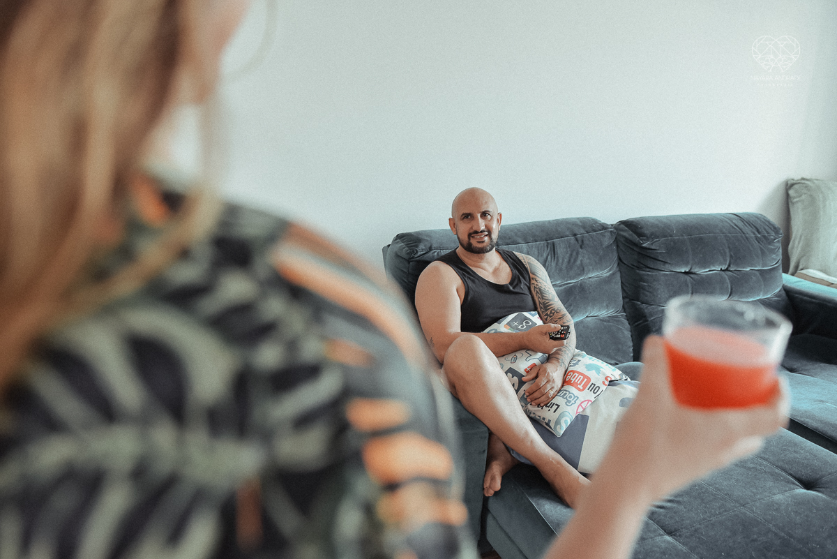 Ensaio casal lifestyke espontaneo e sensual fotografado pela fotografa nayara andrade premiada internacionalmente  casal na cama no sofa da sala