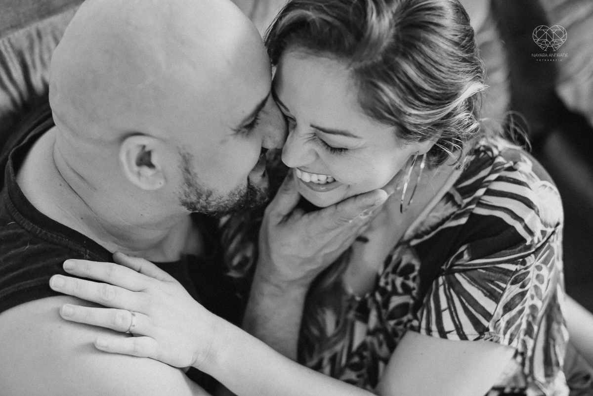 Ensaio casal lifestyke espontaneo e sensual fotografado pela fotografa nayara andrade premiada internacionalmente  casal na cama no sofa da sala