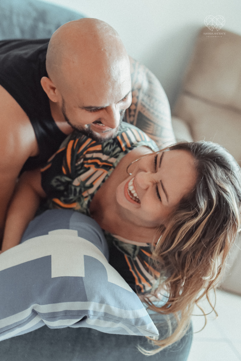 Ensaio casal lifestyke espontaneo e sensual fotografado pela fotografa nayara andrade premiada internacionalmente  casal na cama no sofa da sala