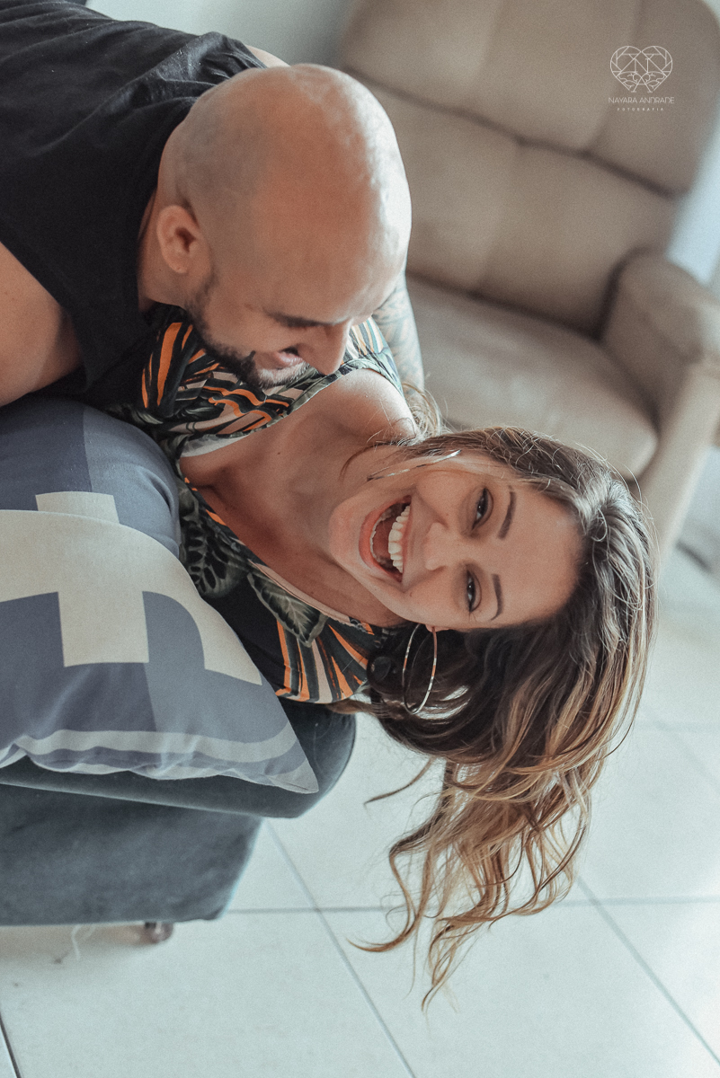 Ensaio casal lifestyke espontaneo e sensual fotografado pela fotografa nayara andrade premiada internacionalmente  casal na cama no sofa da sala