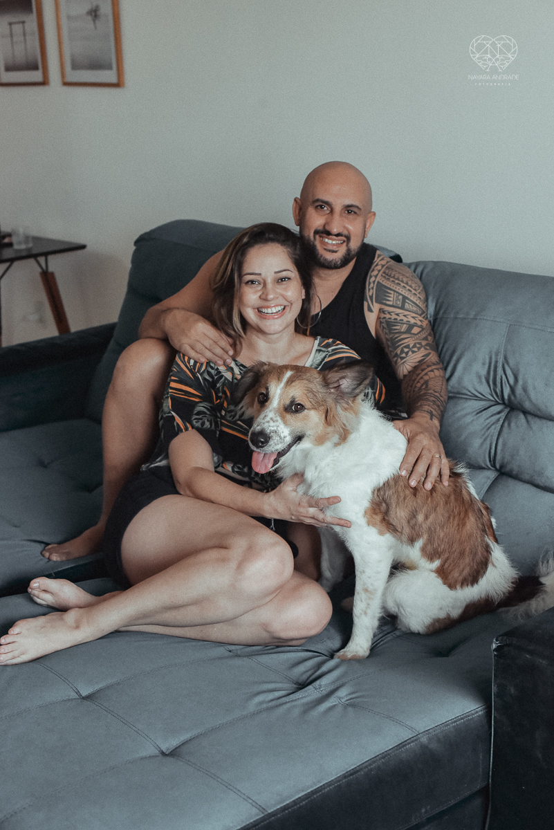 Ensaio casal lifestyke espontaneo e sensual fotografado pela fotografa nayara andrade premiada internacionalmente  casal na cama no sofa da sala
