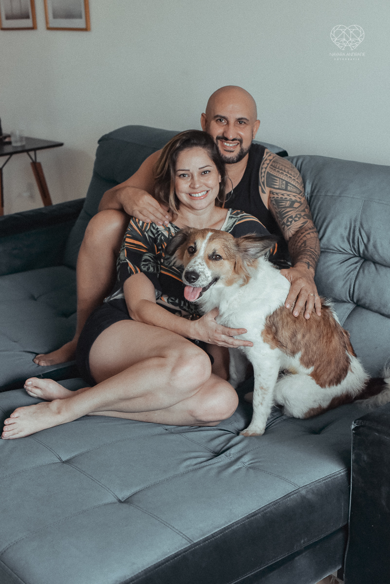 Ensaio casal lifestyke espontaneo e sensual fotografado pela fotografa nayara andrade premiada internacionalmente  casal na cama no sofa da sala
