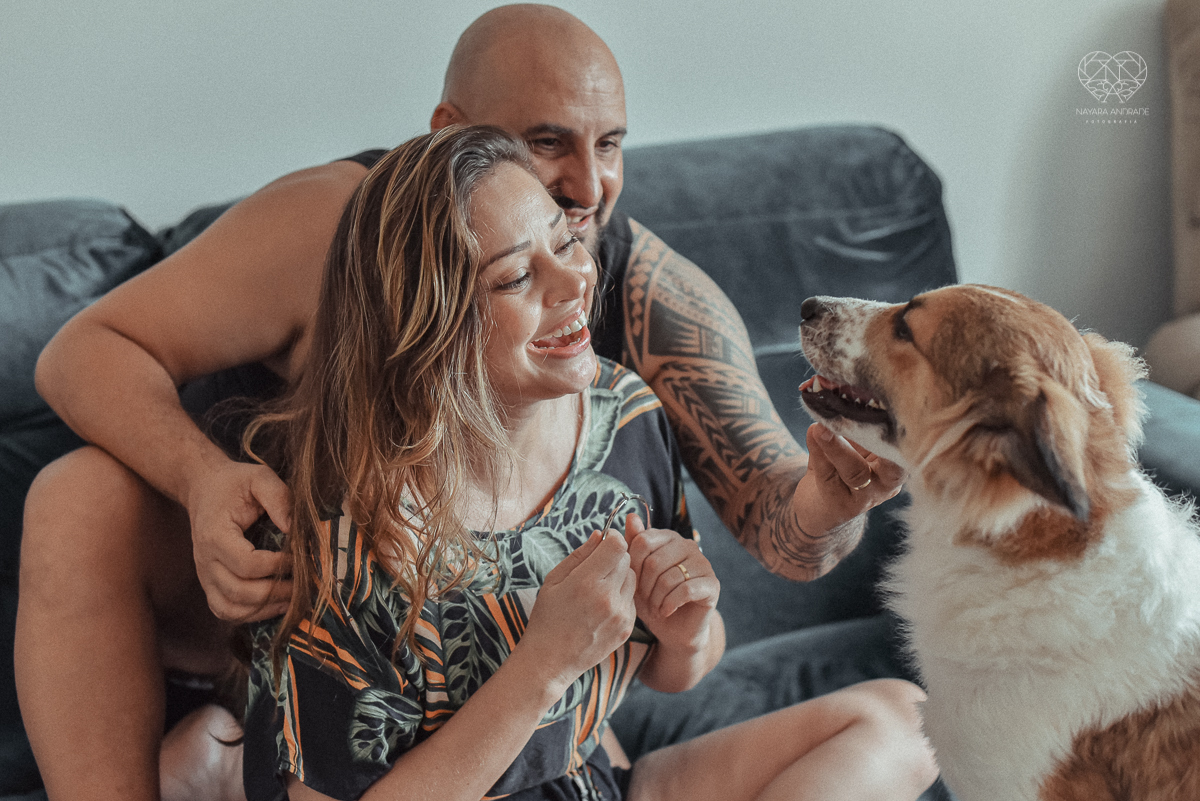 Ensaio casal lifestyke espontaneo e sensual fotografado pela fotografa nayara andrade premiada internacionalmente  casal na cama no sofa da sala