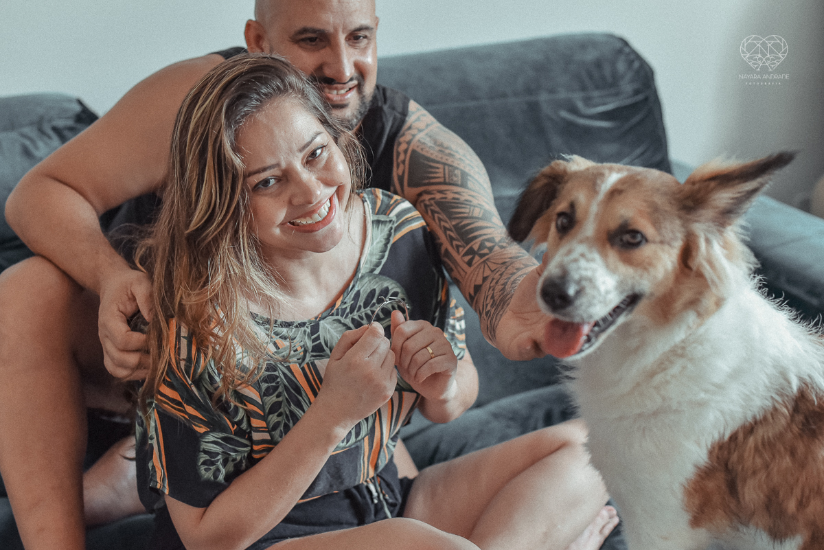 Ensaio casal lifestyke espontaneo e sensual fotografado pela fotografa nayara andrade premiada internacionalmente  casal na cama no sofa da sala