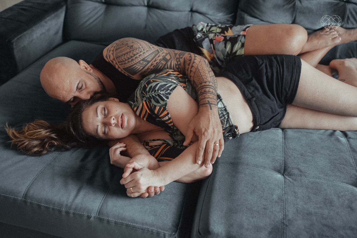 Ensaio casal lifestyke espontaneo e sensual fotografado pela fotografa nayara andrade premiada internacionalmente  casal na cama no sofa da salaEnsaio casal lifestyke espontaneo e sensual fotografado pela fotografa nayara andrade premiada internacionalmen
