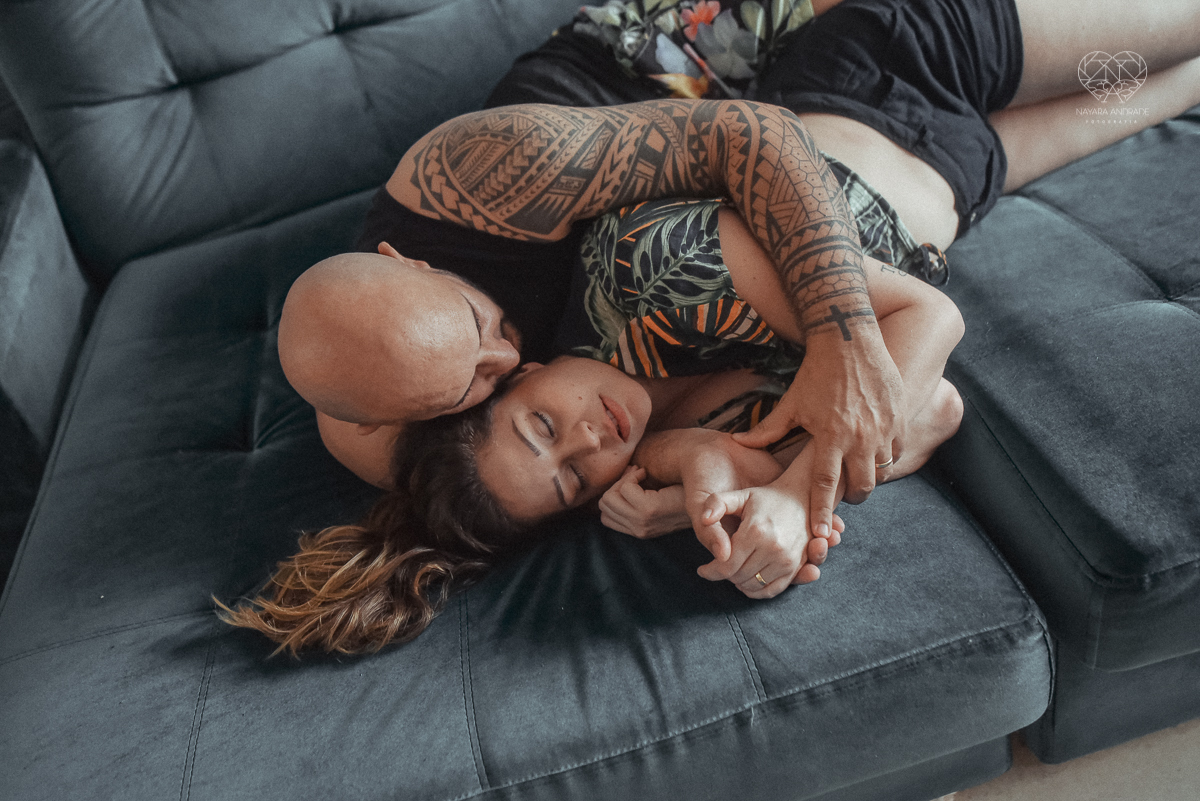 Ensaio casal lifestyke espontaneo e sensual fotografado pela fotografa nayara andrade premiada internacionalmente  casal na cama no sofa da sala