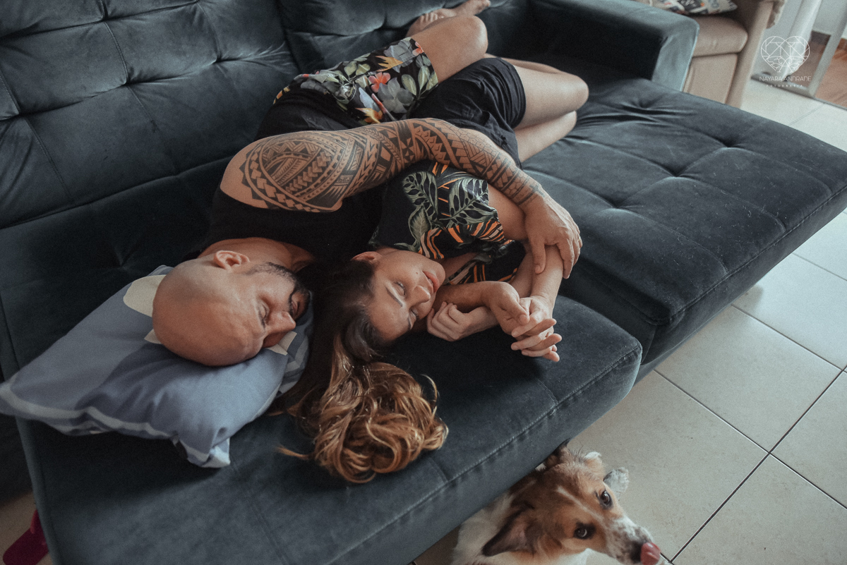 Ensaio casal lifestyke espontaneo e sensual fotografado pela fotografa nayara andrade premiada internacionalmente  casal na cama no sofa da sala