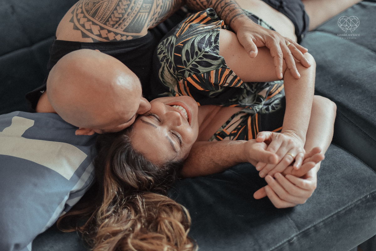 Ensaio casal lifestyke espontaneo e sensual fotografado pela fotografa nayara andrade premiada internacionalmente  casal na cama no sofa da sala