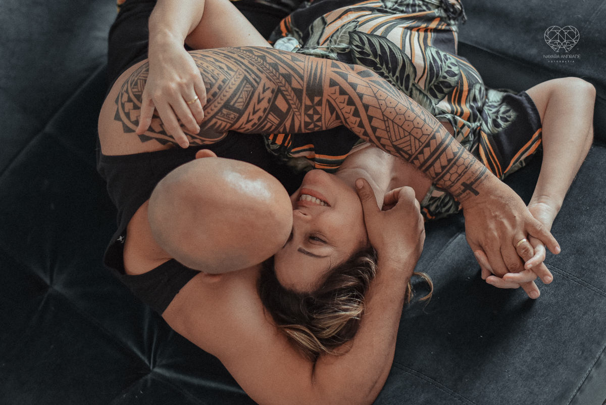 Ensaio casal lifestyke espontaneo e sensual fotografado pela fotografa nayara andrade premiada internacionalmente  casal na cama no sofa da sala