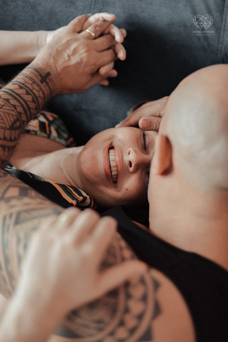 Ensaio casal lifestyke espontaneo e sensual fotografado pela fotografa nayara andrade premiada internacionalmente  casal na cama no sofa da sala