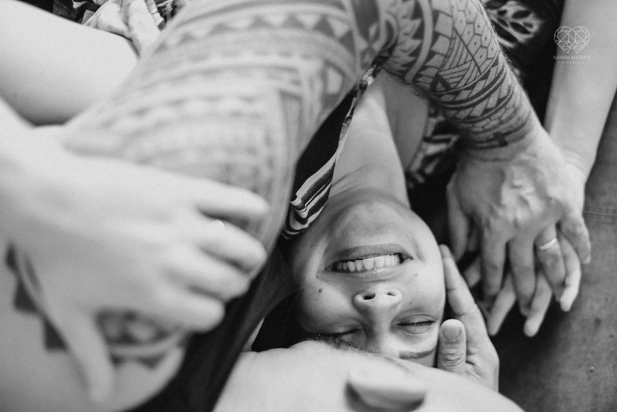 Ensaio casal lifestyke espontaneo e sensual fotografado pela fotografa nayara andrade premiada internacionalmente  casal na cama no sofa da sala