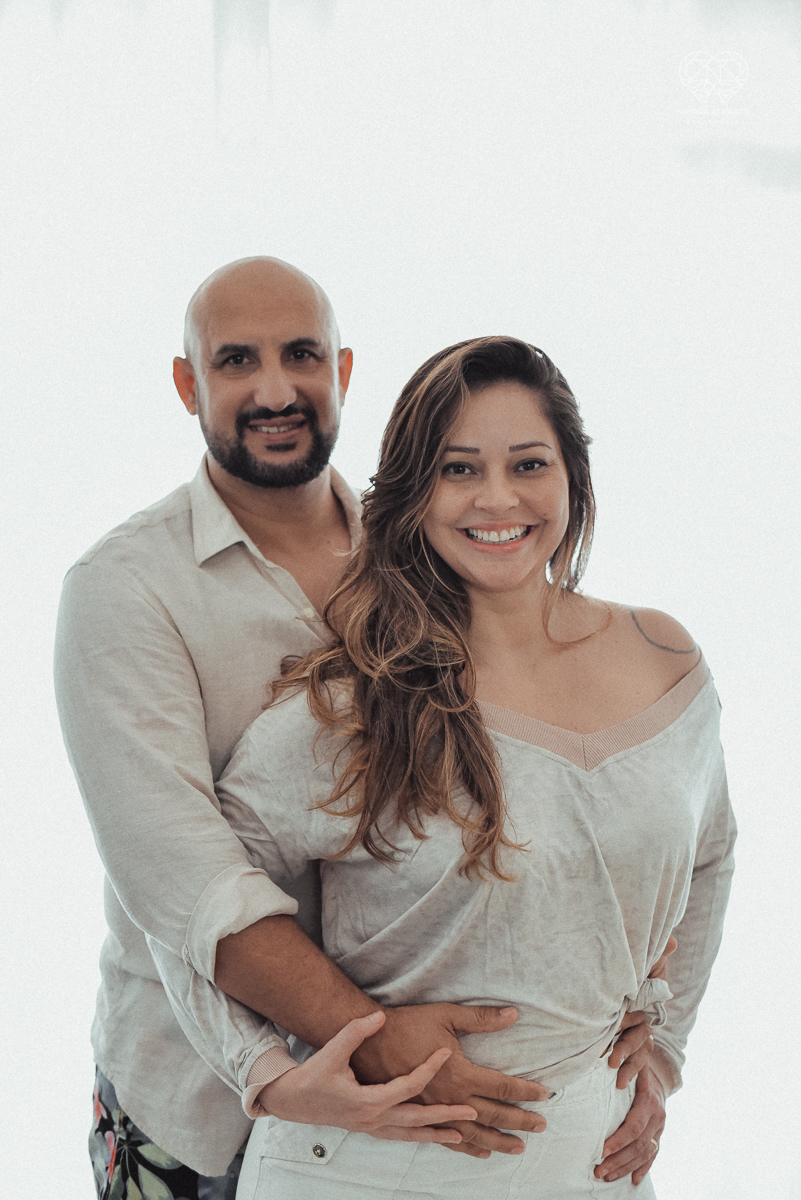 Ensaio casal lifestyke espontaneo e sensual fotografado pela fotografa nayara andrade premiada internacionalmente  casal na cama no sofa da sala