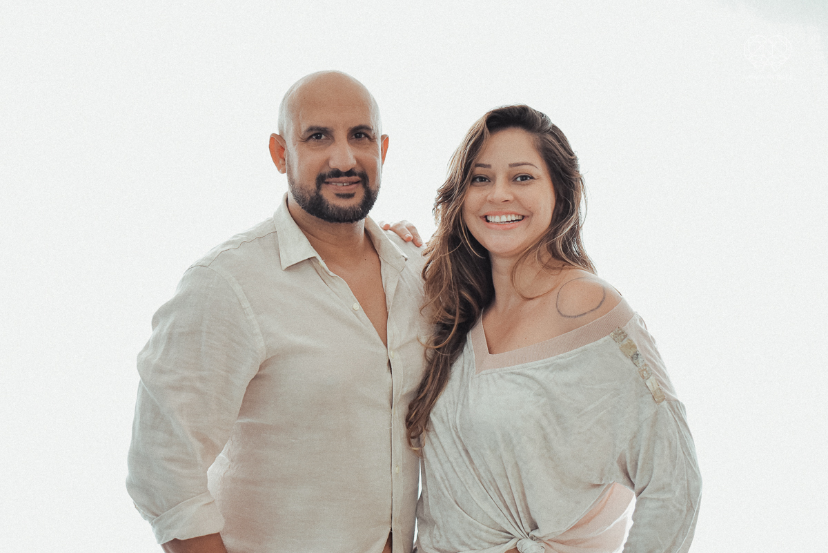 Ensaio casal lifestyke espontaneo e sensual fotografado pela fotografa nayara andrade premiada internacionalmente  casal na cama no sofa da sala