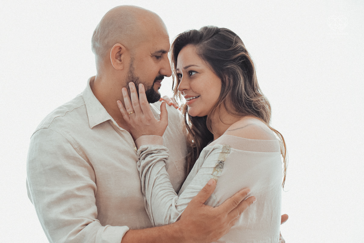 Ensaio casal lifestyke espontaneo e sensual fotografado pela fotografa nayara andrade premiada internacionalmente  casal na cama no sofa da sala