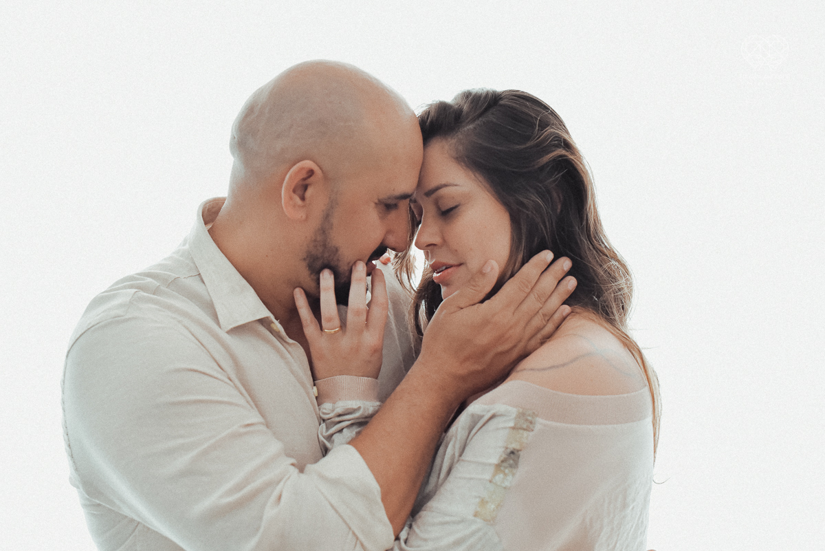 Ensaio casal lifestyke espontaneo e sensual fotografado pela fotografa nayara andrade premiada internacionalmente  casal na cama no sofa da sala