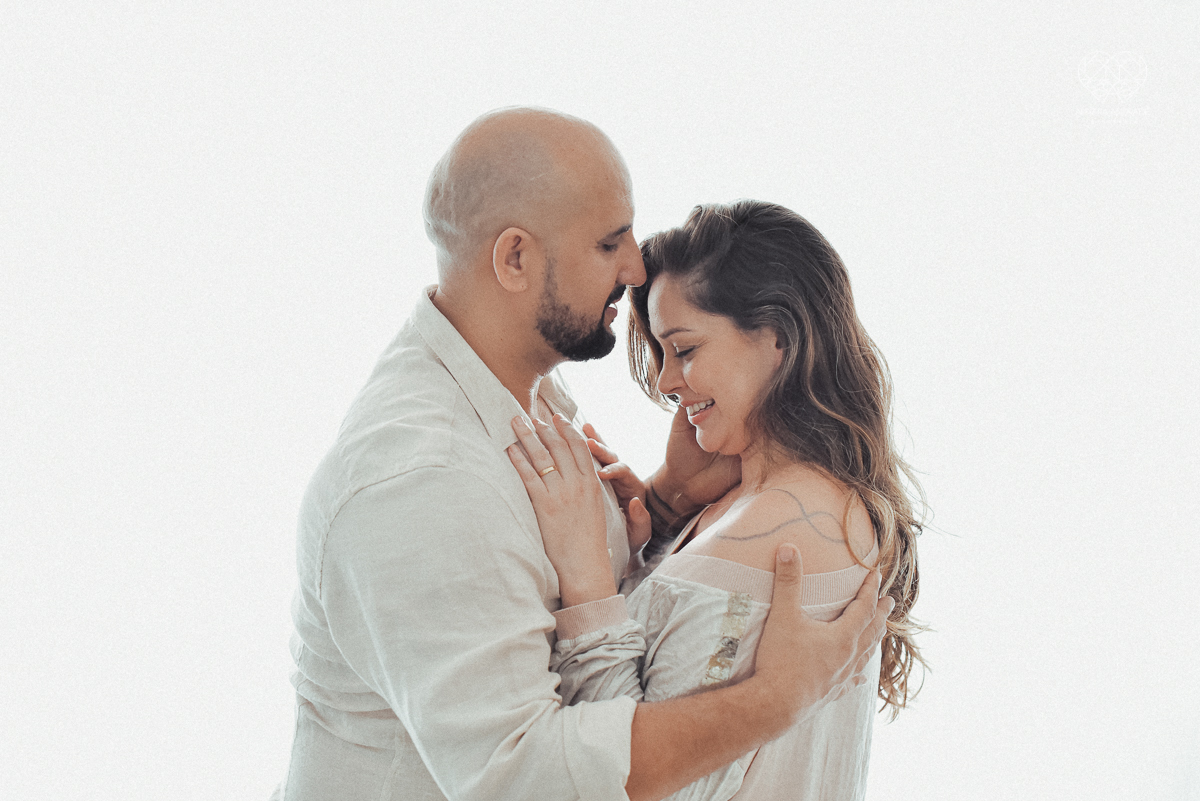 Ensaio casal lifestyke espontaneo e sensual fotografado pela fotografa nayara andrade premiada internacionalmente  casal na cama no sofa da sala