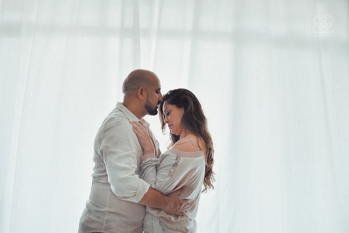 Ensaio casal lifestyke espontaneo e sensual fotografado pela fotografa nayara andrade premiada internacionalmente  casal na cama no sofa da sala