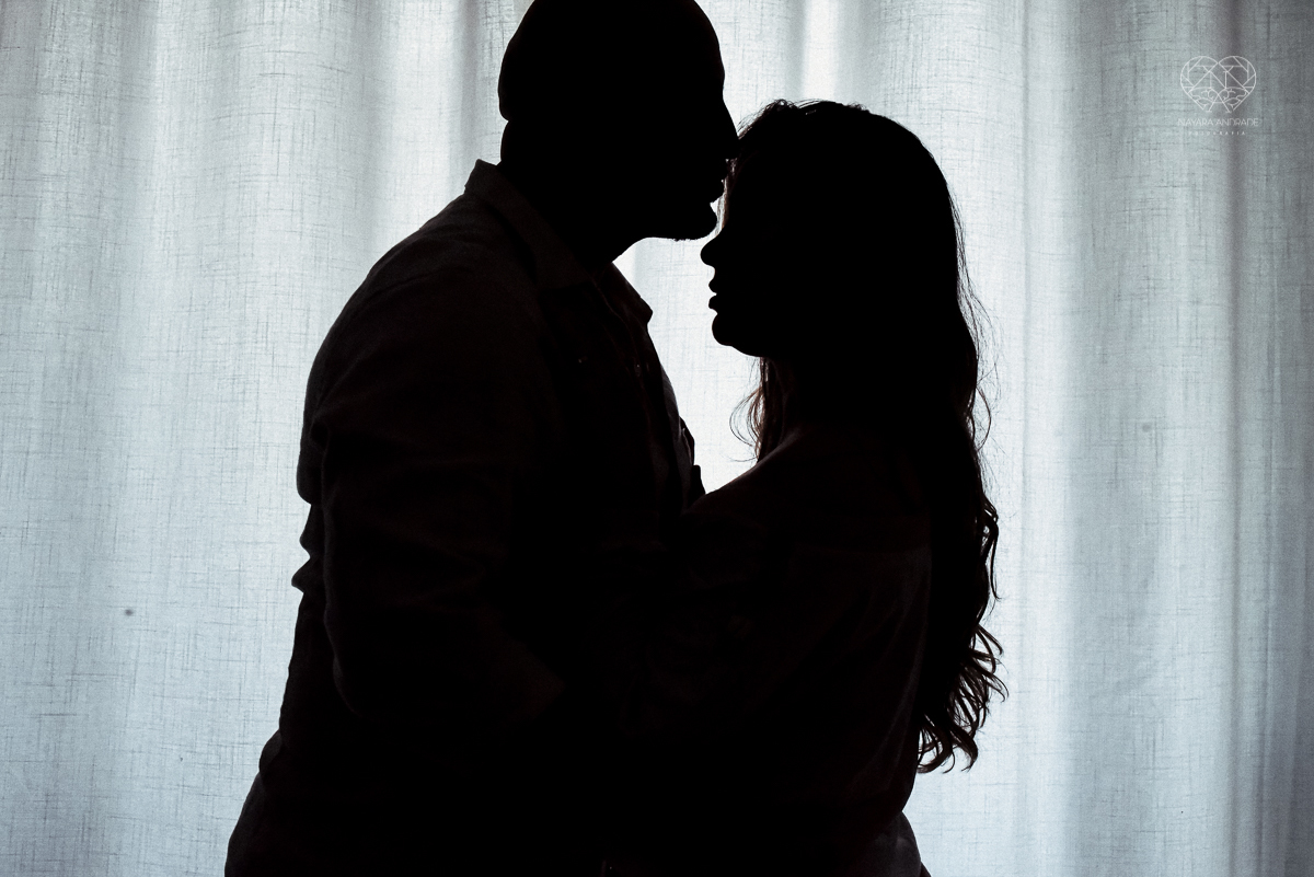 Ensaio casal lifestyke espontaneo e sensual fotografado pela fotografa nayara andrade premiada internacionalmente  casal na cama no sofa da sala