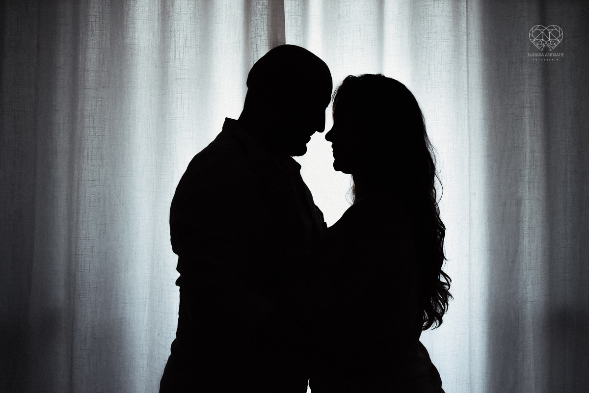 Ensaio casal lifestyke espontaneo e sensual fotografado pela fotografa nayara andrade premiada internacionalmente  casal na cama no sofa da sala