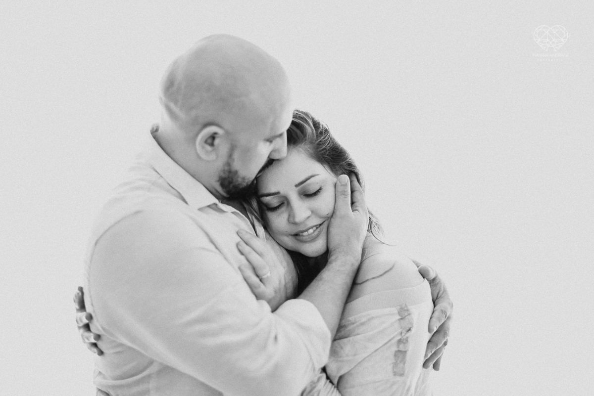 Ensaio casal lifestyke espontaneo e sensual fotografado pela fotografa nayara andrade premiada internacionalmente  casal na cama no sofa da sala