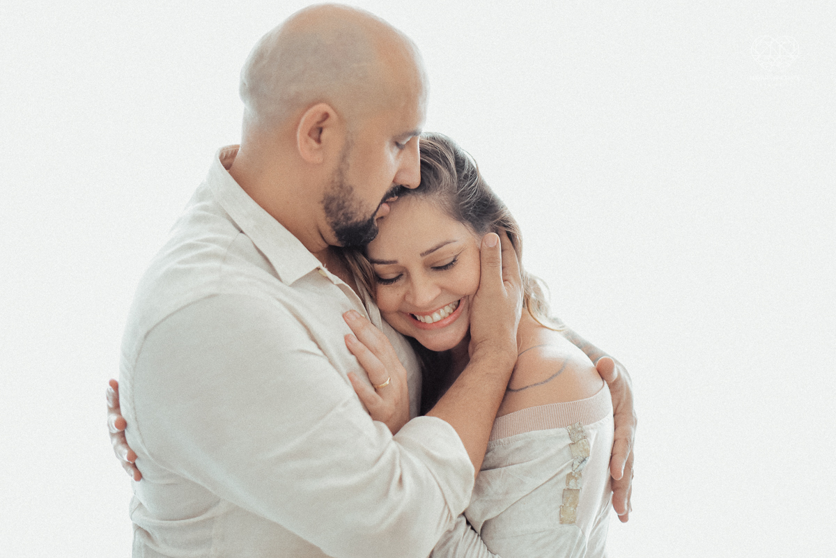 Ensaio casal lifestyke espontaneo e sensual fotografado pela fotografa nayara andrade premiada internacionalmente  casal na cama no sofa da sala