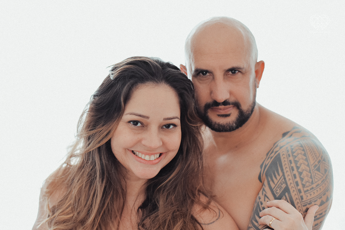 Ensaio casal lifestyke espontaneo e sensual fotografado pela fotografa nayara andrade premiada internacionalmente  casal na cama no sofa da sala