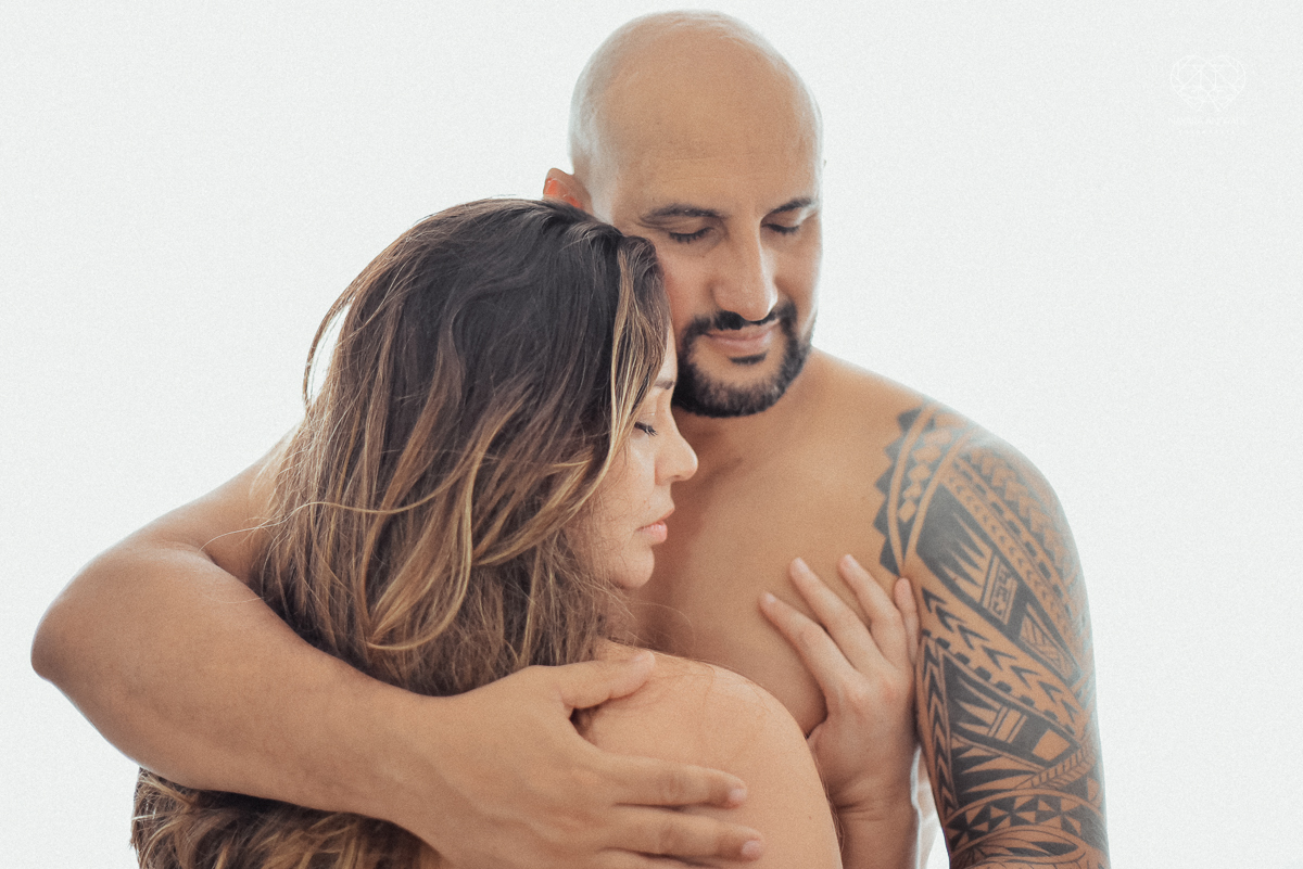 Ensaio casal lifestyke espontaneo e sensual fotografado pela fotografa nayara andrade premiada internacionalmente  casal na cama no sofa da sala
