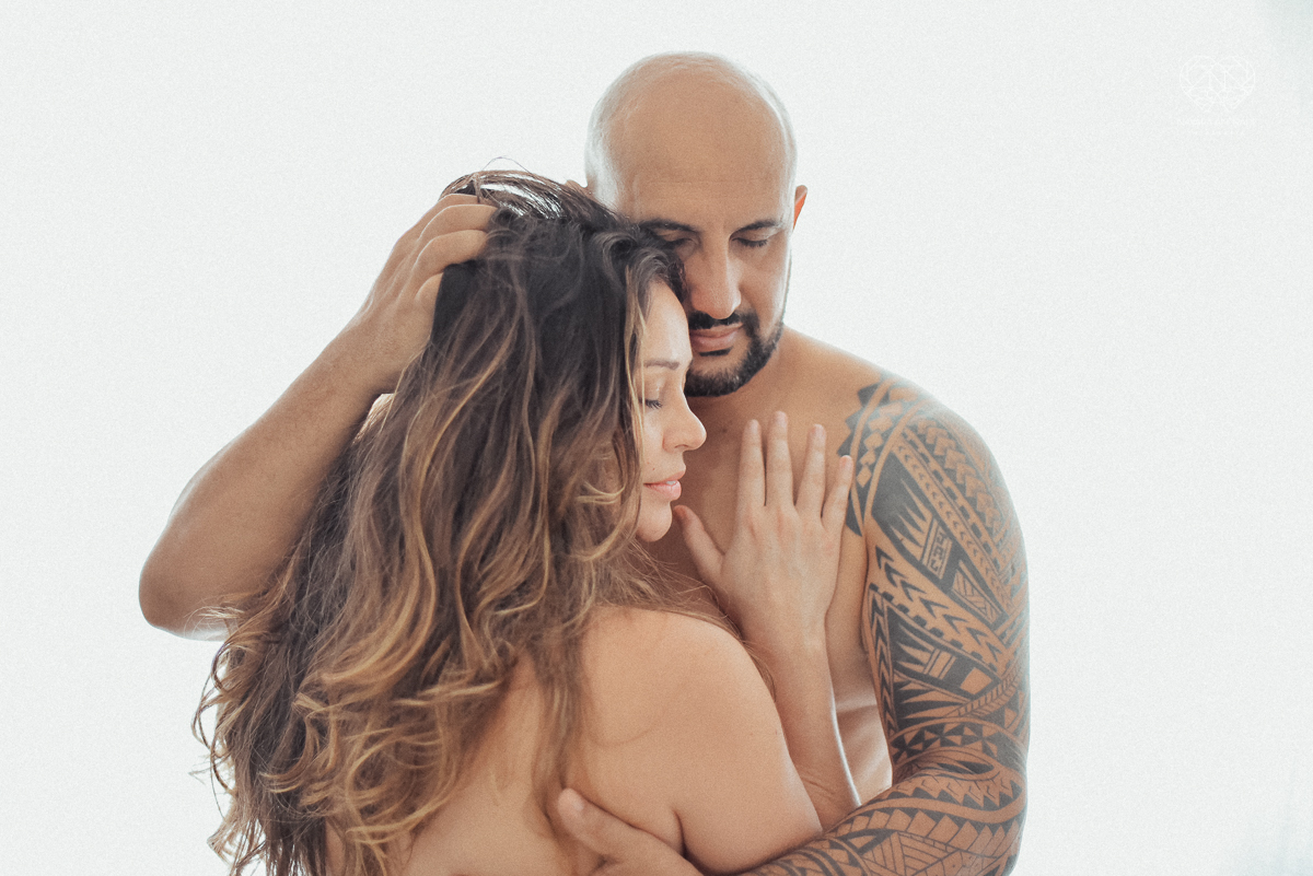 Ensaio casal lifestyke espontaneo e sensual fotografado pela fotografa nayara andrade premiada internacionalmente  casal na cama no sofa da sala