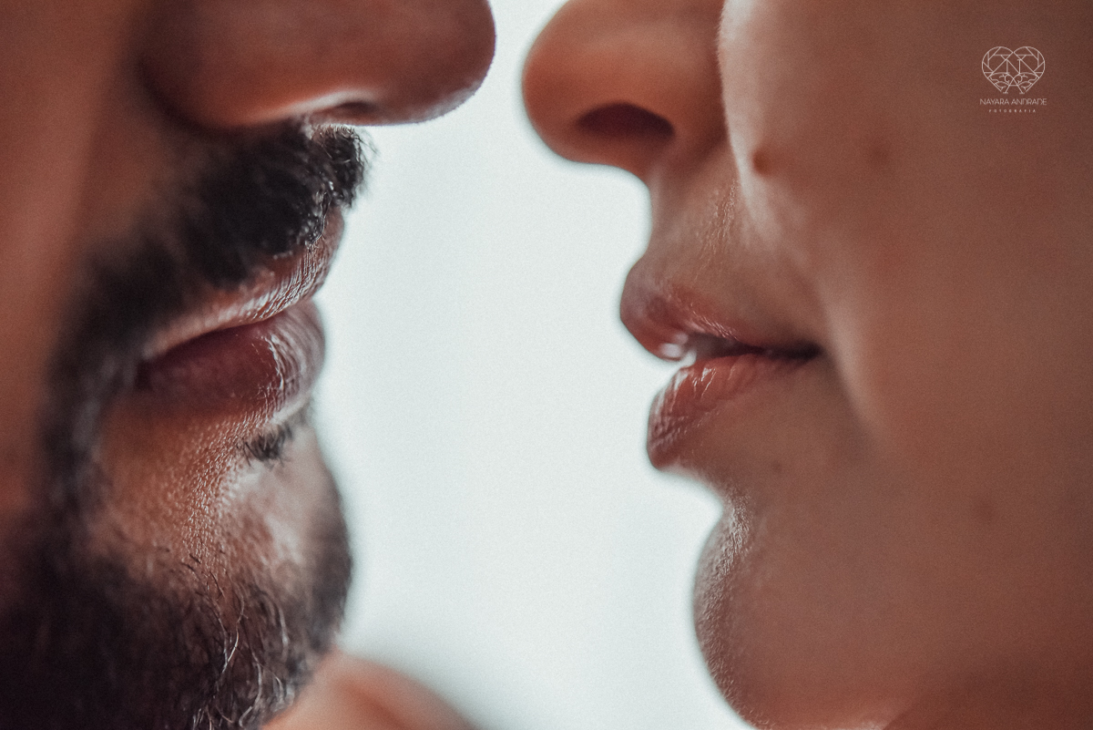 Ensaio casal lifestyke espontaneo e sensual fotografado pela fotografa nayara andrade premiada internacionalmente  casal na cama no sofa da sala