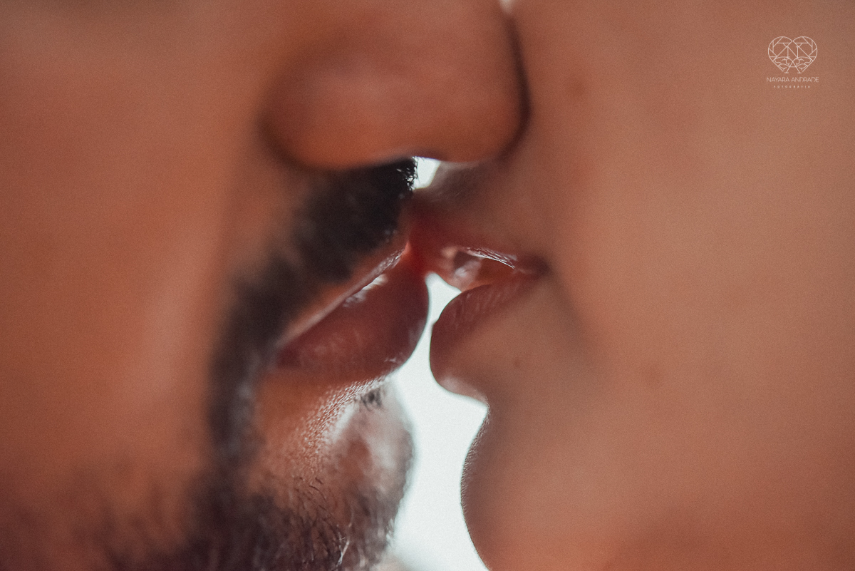 Ensaio casal lifestyke espontaneo e sensual fotografado pela fotografa nayara andrade premiada internacionalmente  casal na cama no sofa da sala