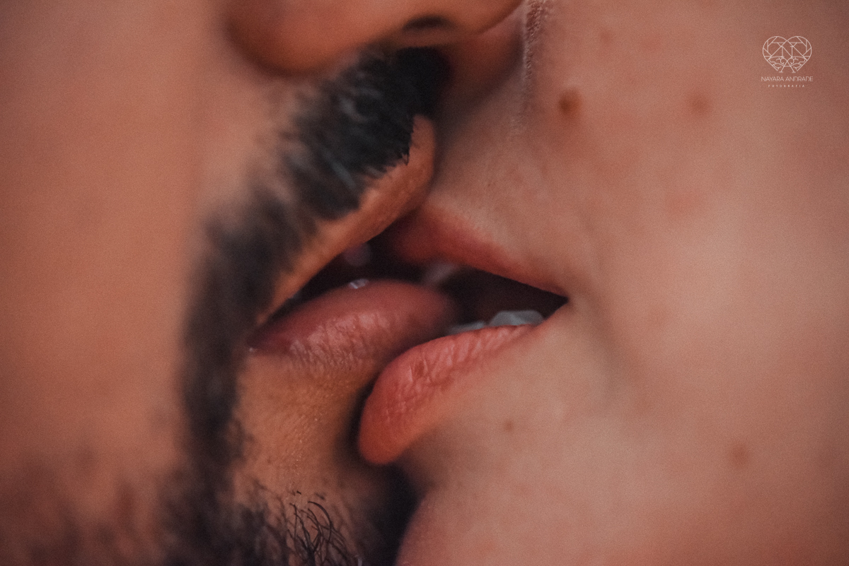 Ensaio casal lifestyke espontaneo e sensual fotografado pela fotografa nayara andrade premiada internacionalmente  casal na cama no sofa da sala