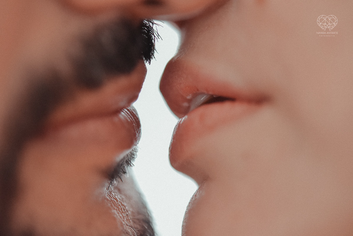 Ensaio casal lifestyke espontaneo e sensual fotografado pela fotografa nayara andrade premiada internacionalmente  casal na cama no sofa da sala