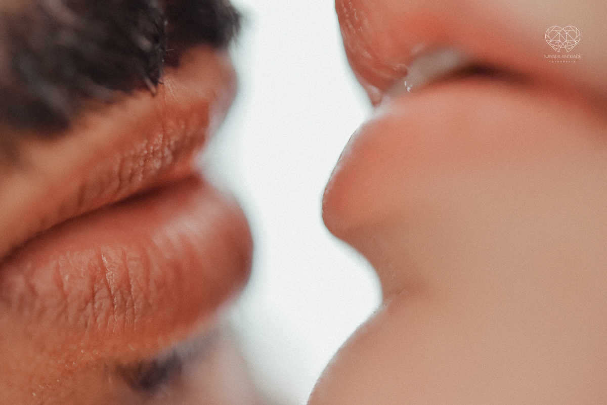Ensaio casal lifestyke espontaneo e sensual fotografado pela fotografa nayara andrade premiada internacionalmente  casal na cama no sofa da sala
